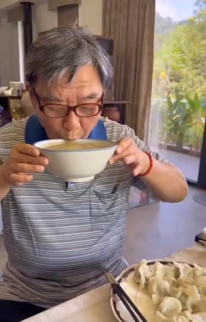 李立群曬按摩視頻再惹爭議!露屁股不避嫌,一旁還有年輕女助理