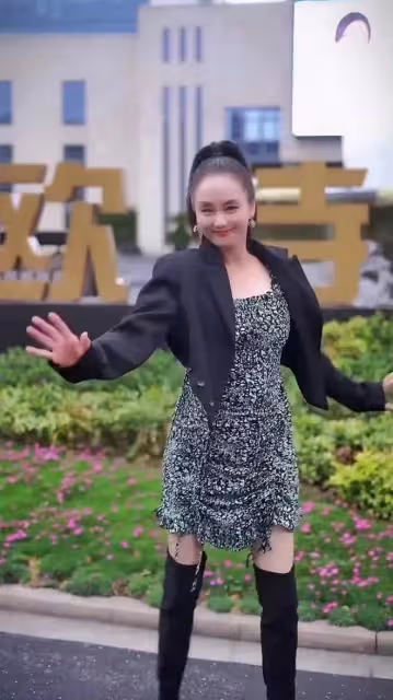 56歲李穎街頭熱舞,身材火辣長腿矚目,美顏過度五官模糊認不出
