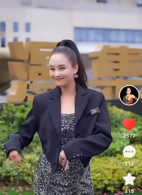 56歲李穎街頭熱舞,身材火辣長腿矚目,美顏過度五官模糊認不出