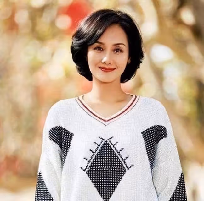 56歲李穎街頭熱舞,身材火辣長腿矚目,美顏過度五官模糊認不出