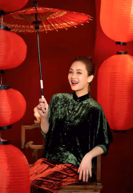 56歲李穎街頭熱舞,身材火辣長腿矚目,美顏過度五官模糊認不出