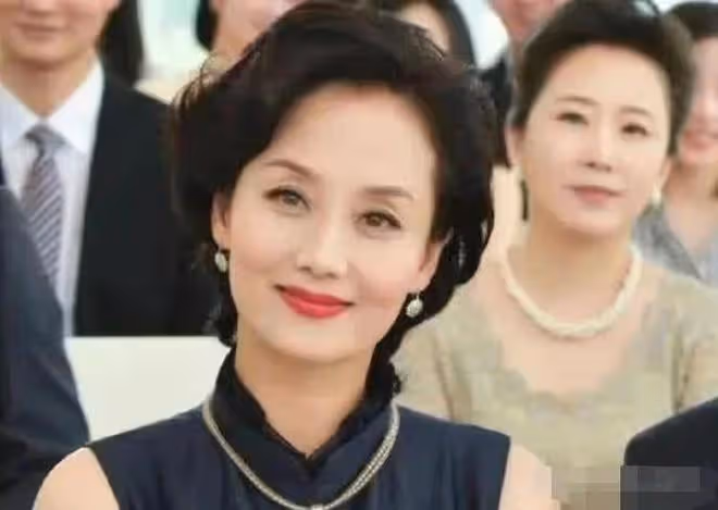 56歲李穎街頭熱舞,身材火辣長腿矚目,美顏過度五官模糊認不出