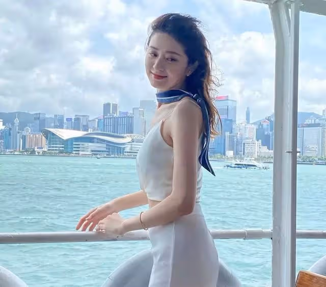 甜心港姐與富商丈夫結婚13周年!遭調侃父女戀,被曝準備生第四胎