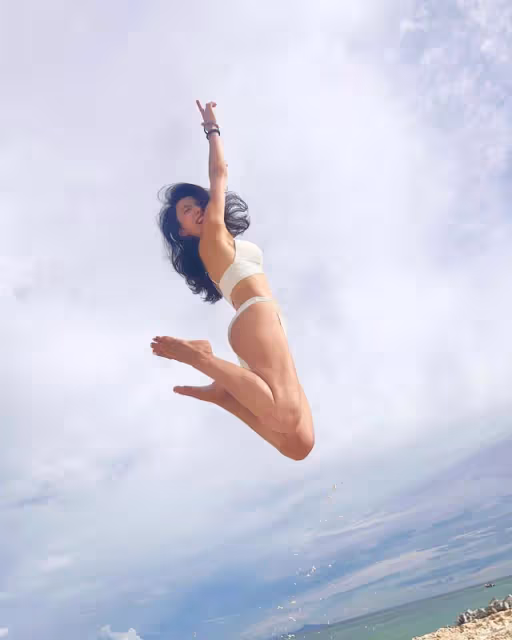 前TVB知名女星被網紅曝料婚後參加富豪飯局,本人回應:看得起我