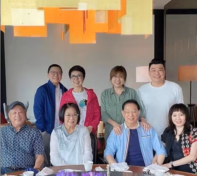 充滿歲月痕跡!76歲香港知名老戲骨近況曝光,頭髮與眉毛都已變白