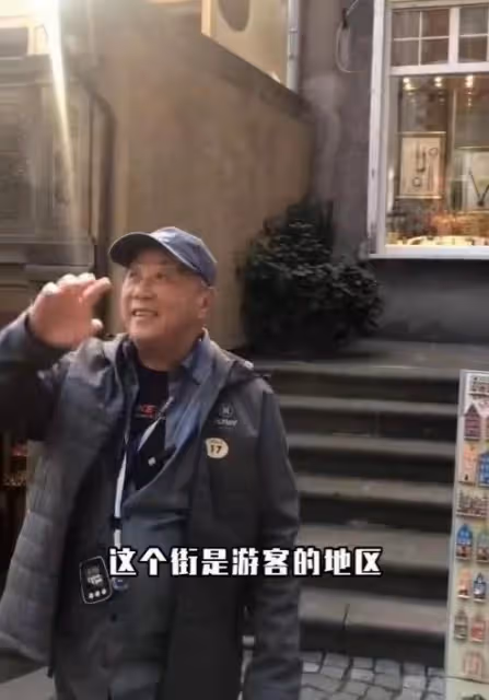 充滿歲月痕跡!76歲香港知名老戲骨近況曝光,頭髮與眉毛都已變白