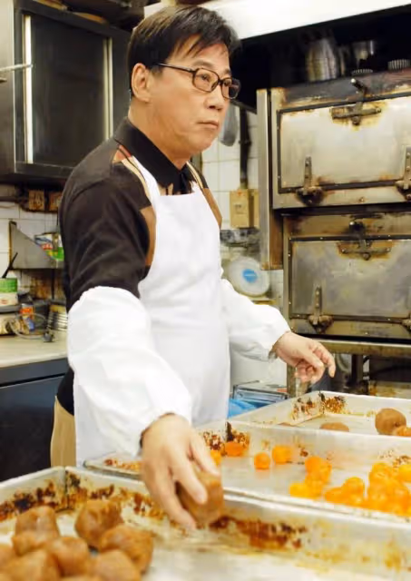 充滿歲月痕跡!76歲香港知名老戲骨近況曝光,頭髮與眉毛都已變白