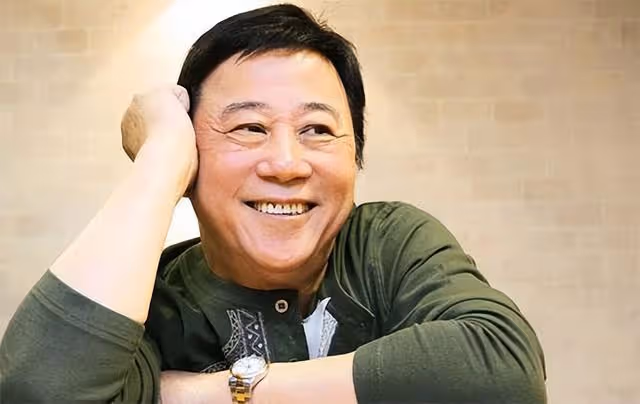 充滿歲月痕跡!76歲香港知名老戲骨近況曝光,頭髮與眉毛都已變白