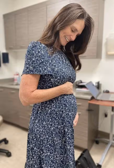 媳婦無法生,56歲阿嬤懷上兒子的小孩媳婦落淚感謝,分娩9小時看到孩子被抱走坦言:心裡空空的