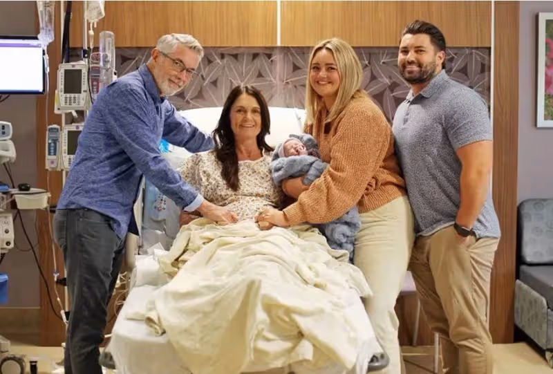 媳婦無法生,56歲阿嬤懷上兒子的小孩媳婦落淚感謝,分娩9小時看到孩子被抱走坦言:心裡空空的