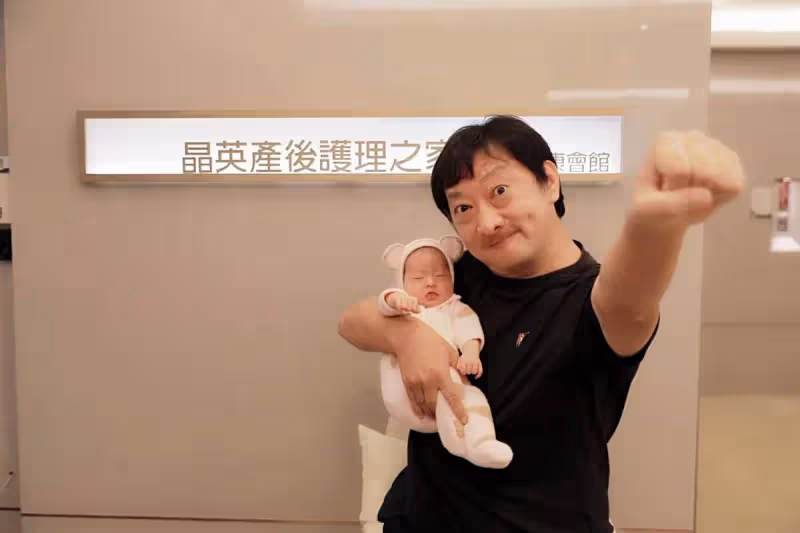 當了30年電視公務員,綠葉男星金山買下2千坪地種百棵松柏,55歲迎愛女樂當新手爸