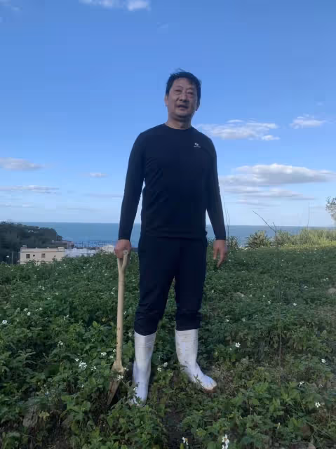 當了30年電視公務員,綠葉男星金山買下2千坪地種百棵松柏,55歲迎愛女樂當新手爸