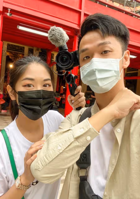 滿頭大汗不嫌臭,34歲男星被目擊宮廟公廁刷馬桶,卸下藝人光環方便下個需要的人,網讚爆:有你真溫暖