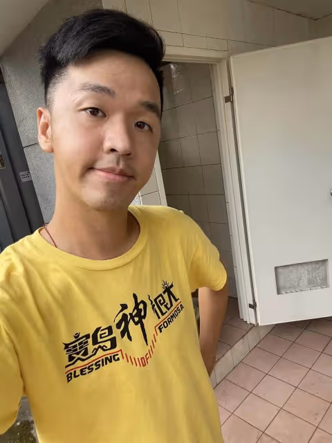 滿頭大汗不嫌臭,34歲男星被目擊宮廟公廁刷馬桶,卸下藝人光環方便下個需要的人,網讚爆:有你真溫暖