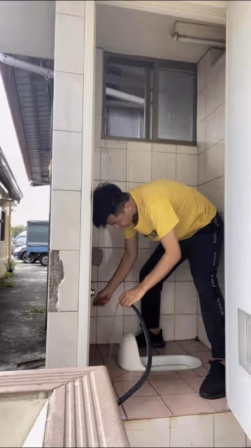滿頭大汗不嫌臭,34歲男星被目擊宮廟公廁刷馬桶,卸下藝人光環方便下個需要的人,網讚爆:有你真溫暖