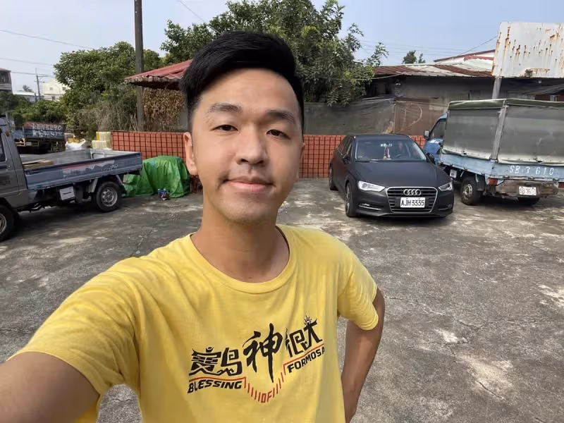 滿頭大汗不嫌臭,34歲男星被目擊宮廟公廁刷馬桶,卸下藝人光環方便下個需要的人,網讚爆:有你真溫暖