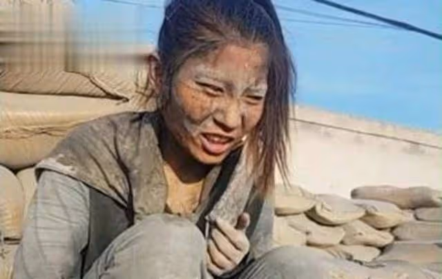 一天扛20頓水泥!水泥西施「靠賣慘走紅」狂賺 網扒「幕後身份」遭封殺:別踐踏人的善良