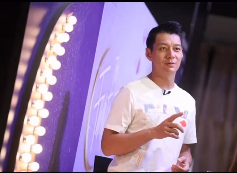 人生邁入下階段!資深藝人「半百開啟新挑戰」熬過中年危機 「謝幕到一半」全場獻驚喜:感動到哭