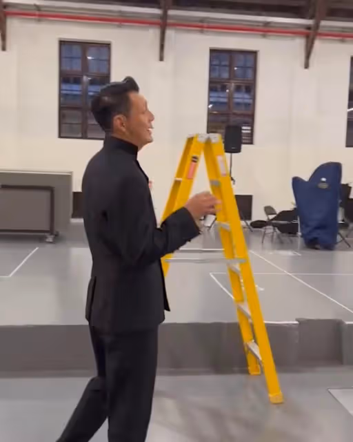 人生邁入下階段!資深藝人「半百開啟新挑戰」熬過中年危機 「謝幕到一半」全場獻驚喜:感動到哭