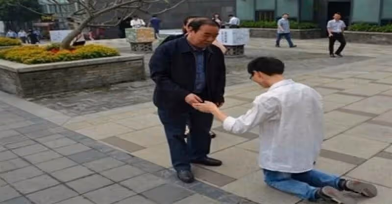 下跪借錢！父親重傷入院「僅2家親戚幫忙」　窮兒「20年後兌現承諾」其他人懊悔：當初做錯了