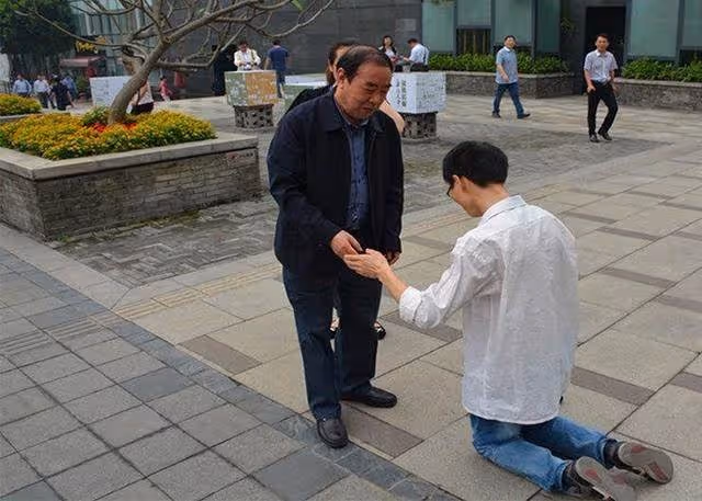 下跪借錢!父親重傷入院「僅2家親戚幫忙」 窮兒「20年後兌現承諾」其他人懊悔:當初做錯了