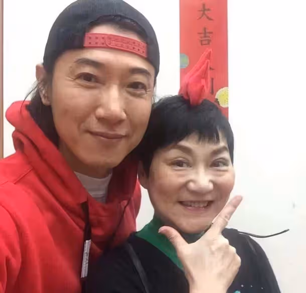 視力剩0.1！陳鴻身體壞了了「1天吞6顆止痛藥」苦撐   近況曝光「54歲樂當職業媽寶」嘆：以前不知拼什麼