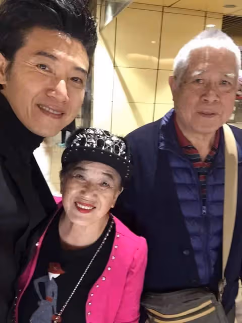 視力剩0.1！陳鴻身體壞了了「1天吞6顆止痛藥」苦撐   近況曝光「54歲樂當職業媽寶」嘆：以前不知拼什麼