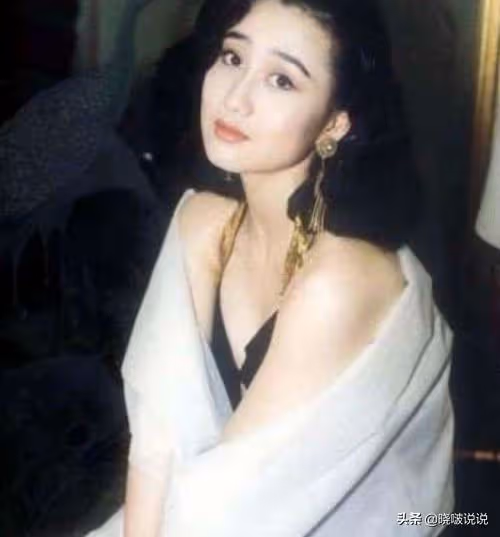 曾被利智插足！當年沒儀式「挺肚陪夫去美國發展」遭李連杰拋棄20年「獨自帶大2女侍奉公婆」今收穫幸福