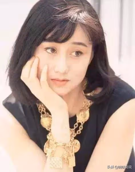 曾被利智插足！當年沒儀式「挺肚陪夫去美國發展」遭李連杰拋棄20年「獨自帶大2女侍奉公婆」今收穫幸福