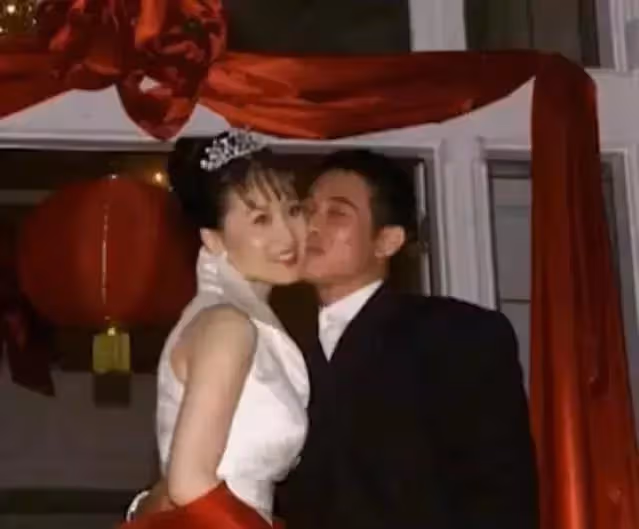 曾被利智插足！當年沒儀式「挺肚陪夫去美國發展」遭李連杰拋棄20年「獨自帶大2女侍奉公婆」今收穫幸福