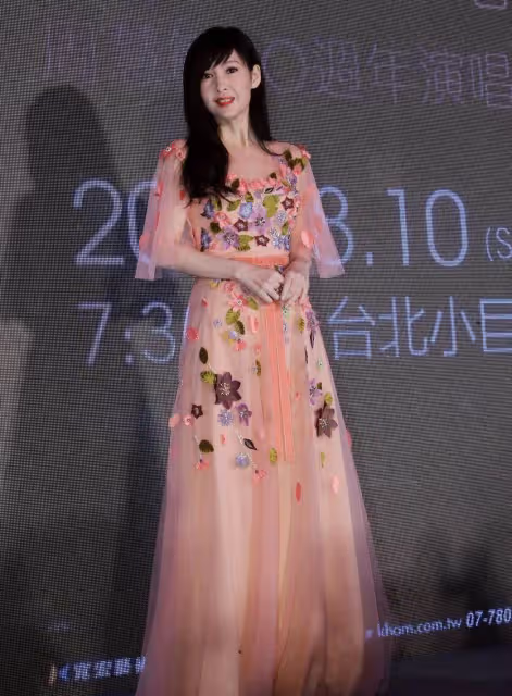 周慧敏把自己穿成了「藝術品」奔6年紀穿抹胸印花裙，看不到贅肉：55歲生生美回18歲