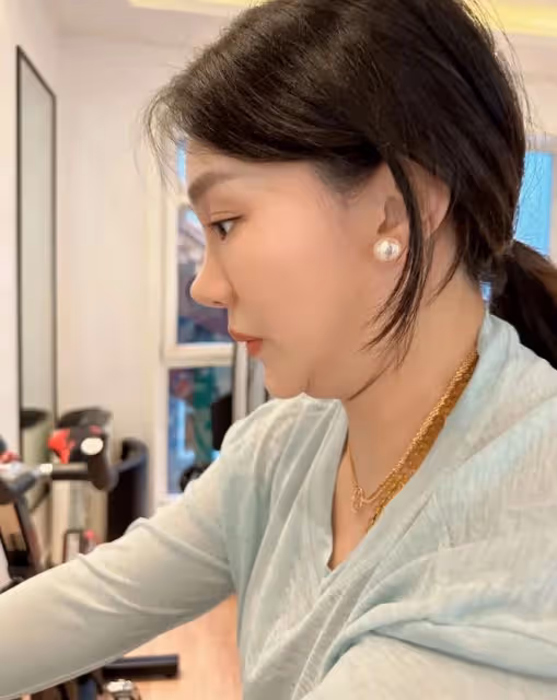 恭喜！巨興茂小15歲嬌妻曬孕婦照，正式官宣懷孕，肚大如籮仍運動