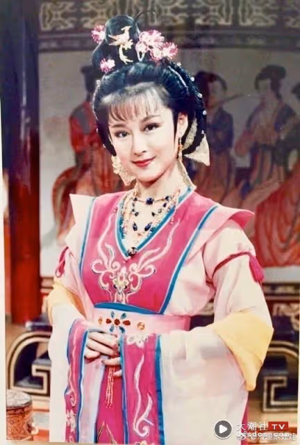 73歲「不老妖姬」潘迎紫解封摘口罩出門！驚人容貌仙氣噴發