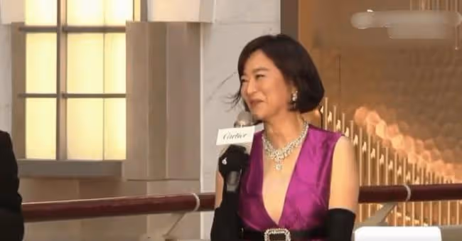 68歲林青霞戴上億萬珠寶現身,鼻子怪異疑整容