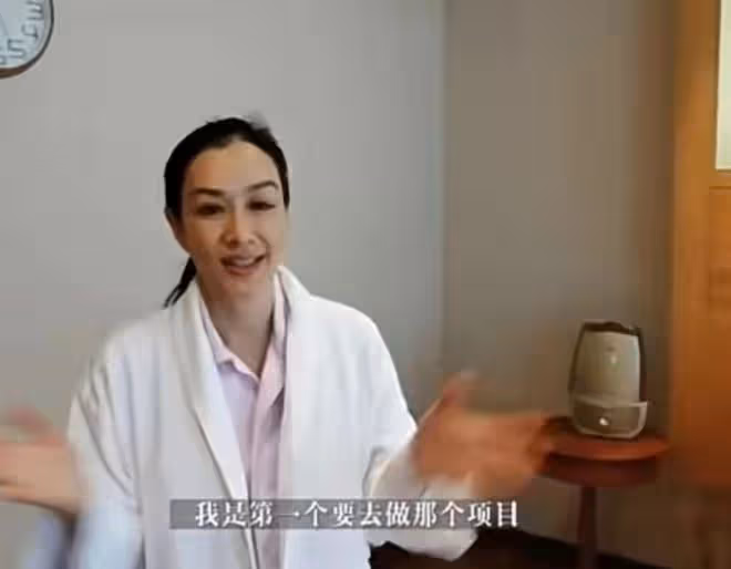 52歲鍾麗緹去醫院被疑懷四胎！坐輪椅臉蒼白，當場下跪對老公表白