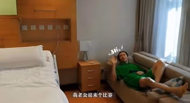 52歲鍾麗緹去醫院被疑懷四胎！坐輪椅臉蒼白，當場下跪對老公表白