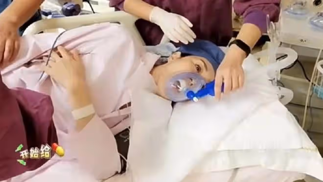 52歲鍾麗緹去醫院被疑懷四胎！坐輪椅臉蒼白，當場下跪對老公表白