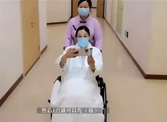 52歲鍾麗緹去醫院被疑懷四胎！坐輪椅臉蒼白，當場下跪對老公表白