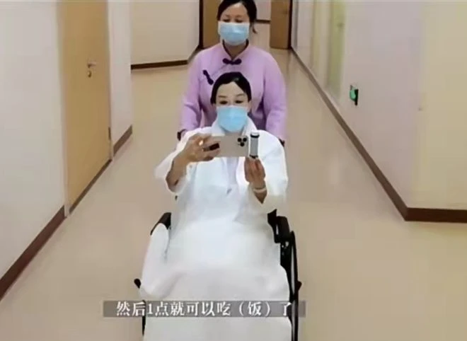 52歲鍾麗緹去醫院被疑懷四胎！坐輪椅臉蒼白，當場下跪對老公表白