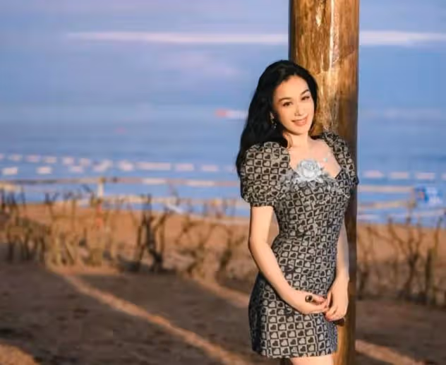 52歲鍾麗緹去醫院被疑懷四胎!坐輪椅臉蒼白,當場下跪對老公表白