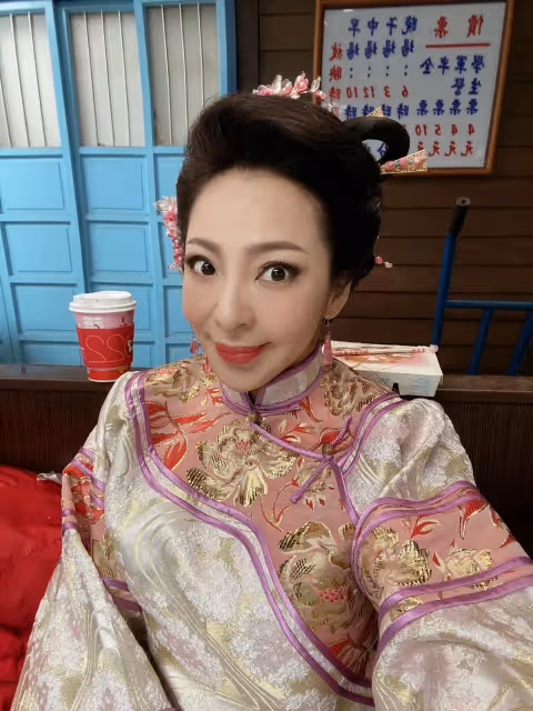 長超像!陳美鳳首度曝光「42歲超正妹妹」 兩人相見歡「感嘆失散多年」超狂背景被起底