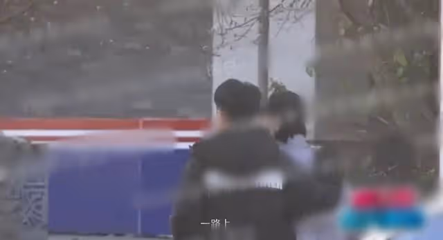 劉愷威李曉峰戀情添實錘!牽手摟抱散步好甜蜜,做核酸回家疑同居