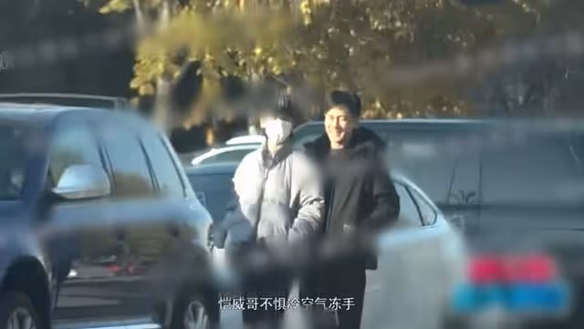 劉愷威李曉峰戀情添實錘!牽手摟抱散步好甜蜜,做核酸回家疑同居