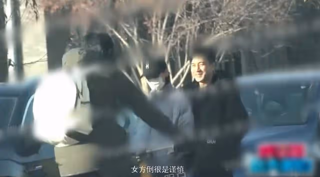 劉愷威李曉峰戀情添實錘!牽手摟抱散步好甜蜜,做核酸回家疑同居