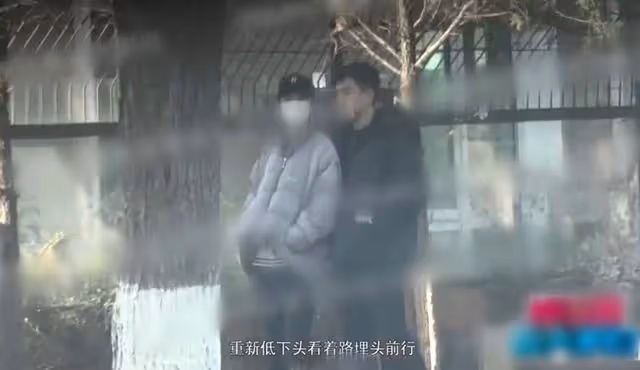 劉愷威李曉峰戀情添實錘!牽手摟抱散步好甜蜜,做核酸回家疑同居