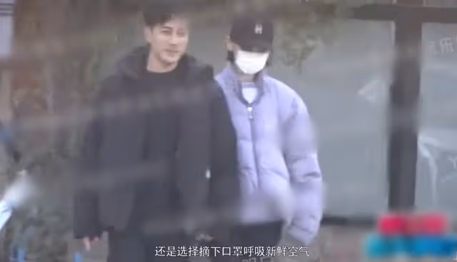 劉愷威李曉峰戀情添實錘!牽手摟抱散步好甜蜜,做核酸回家疑同居