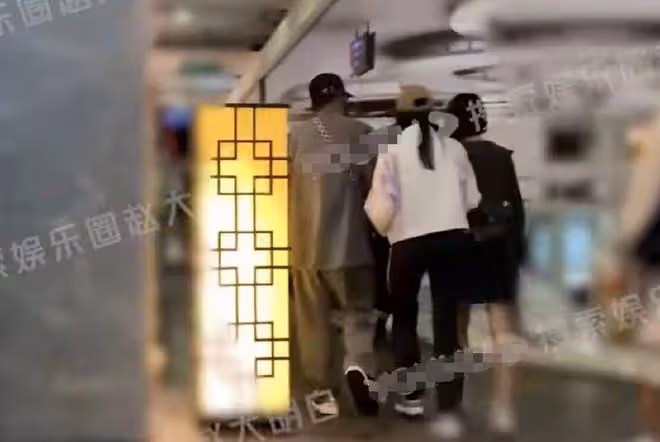 文章開豪車出行!14歲愛馬近一米七氣質絕佳,一旁短髮女似馬伊琍