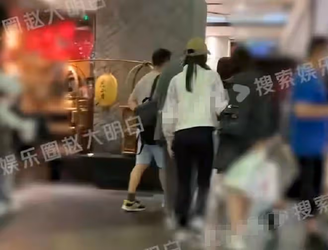 文章開豪車出行!14歲愛馬近一米七氣質絕佳,一旁短髮女似馬伊琍