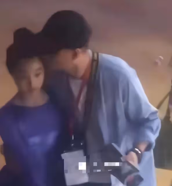 文章開豪車出行!14歲愛馬近一米七氣質絕佳,一旁短髮女似馬伊琍