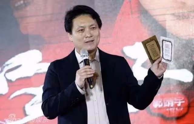 41歲名導巨興茂嬌妻懷孕！挺大肚做高難度瑜伽，戴大金鍊貴氣十足